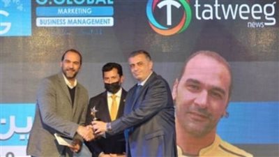 أشرف صبحى يكرم أسطورة كرة اليد حسين زكى كأفضل مدرب فى مصر لكرة اليد