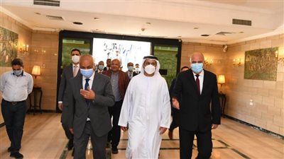 محافظ قنا والسفير الإماراتي يؤديان صلاة الجمعة بمسجد القنائي ويبحثان تعزيز التعاون بين البلدين 