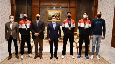 بالصور | وزير الرياضة يُكرم أبطال مصر ببطولة العالم للسلاح