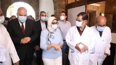 بالصور | وزيرة الصحة توجه بصرف مكافأة شهر لجميع العاملين بـ 