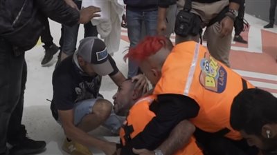 رامز يضرب أحمد سعد بالنار في برنامجه الرمضاني (فيديو)