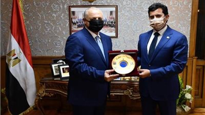 وزير الرياضة يكرم هانى ابوريده ويهديه درع الوزارة 