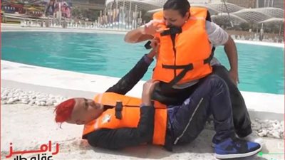 ويزو تقع في فخ رامز جلال وتلقنه علقة ساخنة بالضرب | فيديو 