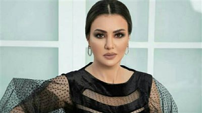 وجه القمر دينا فؤاد تتألق بالأسود في أحدث جلسة تصوير لها وتتصدر تويتر بشخصية قدرية