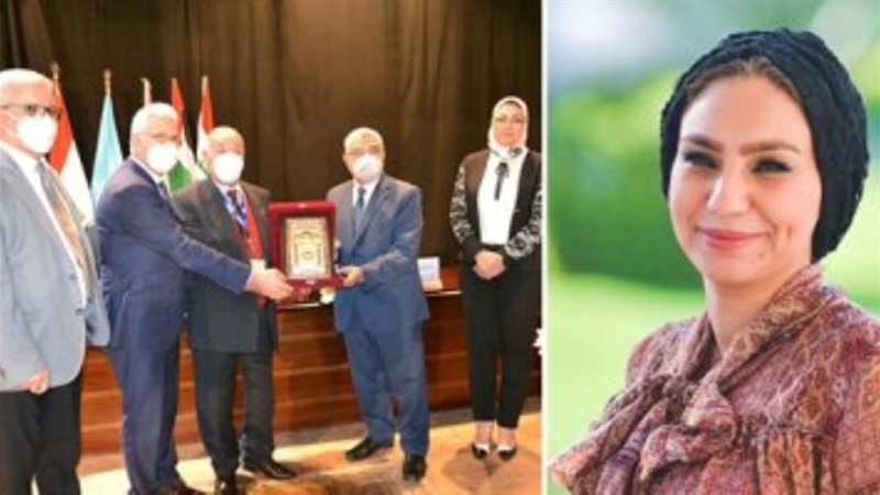 د ياسمين الكاشف وجانب