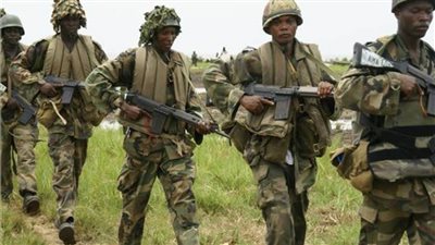 مسلحون يهاجمون مدينة نيجيرية  والسكان يفرون للغابات 