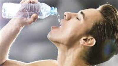 آخصائية أمراض جلدية تنصح بشرب المياه بكميات كبيرة بعد الإفطار (فيديو)