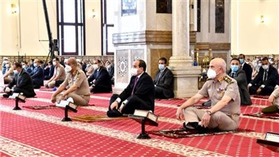 الرئيس يؤدي صلاة الجمعة بمسجد المشير طنطاوي ويلتقي عددا من كبار قادة القوات المسلحة 