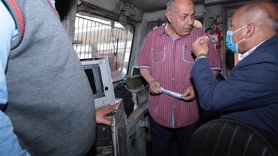بالصور | خلال جولته بمحطة رمسيس للسكك الحديدية.. الوزير يُعاقب سائق 