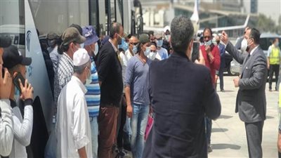 بالصور | مساعد وزير الخارجية يستقبل الصيادين المصريين العائدين من إريتريا