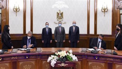 بالصور | توقيع عقد إنشاء أكبر مجمع للبتروكيماويات بالسخنة (تفاصيل)