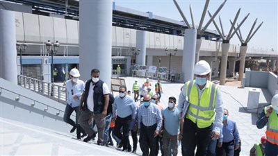 بالصور | الوزير يتابع أعمال تنفيذ القطار الكهربائي 