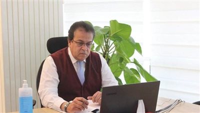 د. خالد عبدالغفار يتلقى تقريرًا حول التدريب على الاختبارات الإلكترونية بكليات القطاع الطبي