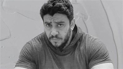 عمر جانز يخوض أولى تجاربه الغنائية بـ 