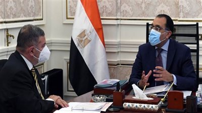 بالصور | مدبولي يستعرض مع وزير قطاع الأعمال تنفيذ السيارات الكهربائية