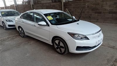 بالصور | تمهيدا لتصنيع أول سيارة كهربائية.. وزير قطاع الأعمال العام يزور 