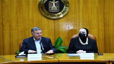 بالصور | وزيرة التجارة: الدولة حريصة على النهوض بشركات الغزل والنسيج