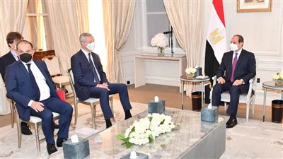 الرئيس السيسي يستقبل وزير الاقتصاد والمالية الفرنسي بمقر لإقامته فى باريس