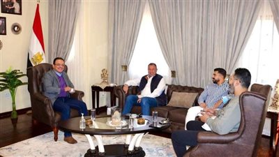 المحلق العسكري في جنوب إفريقيا يستقبل الخطيب ويهديه درع الفوات المسلحة 