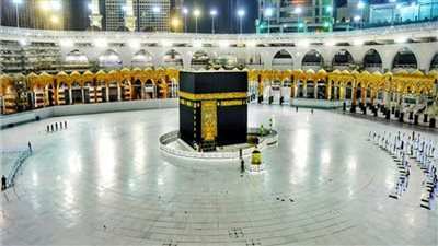 القبض على شخص حاول اعتلاء منبر الحرم المكي | فيديو 