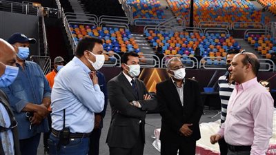 بالصور.. وزير الشباب والرياضة يقوم بجولة تفقدية بستاد القاهرة الدولي 