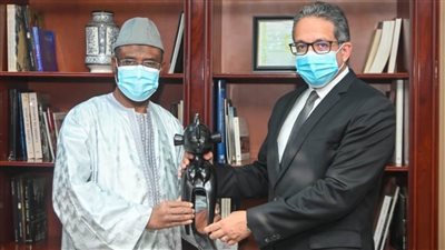 وزير السياحة والآثار يلتقي بسفير غينيا بالقاهرة  لمناقشة سبل التعاون في مجال السياحة والآثار بين البلدين