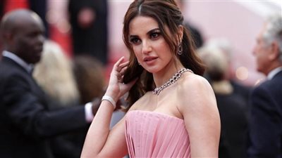 درة تُعلن الانتهاء من تصوير«الكاهن» (صور)