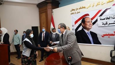 بالصور | سعفان يسلم 450 عقد عمل لأصحاب الهمم والعزيمة