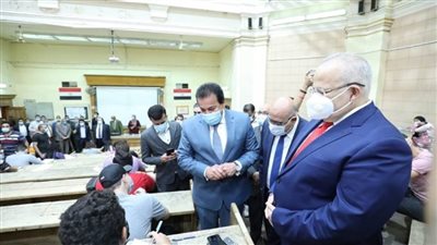 بالصور | وزير التعليم العالي ورئيس جامعة القاهرة يتفقدان لجان امتحانات نهاية العام الدراسي