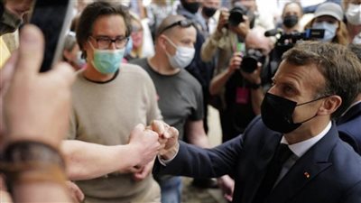 اعتقال شخصين في حادث صفع الرئيس الفرنسي ماكرون 