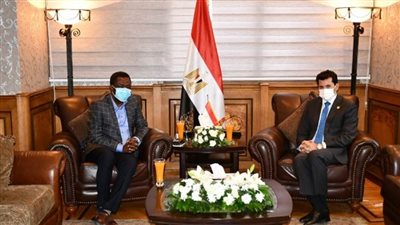 وزير الرياضة يبحث مع أمين عام «كاف» إنشاء أكاديميات بالمدارس المصرية