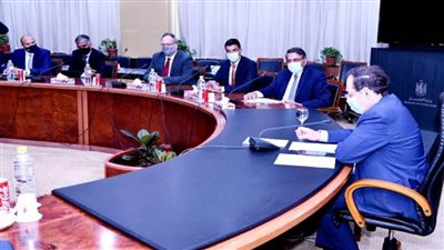 بالصور | وزير البترول يجري مباحثات مع وفد 