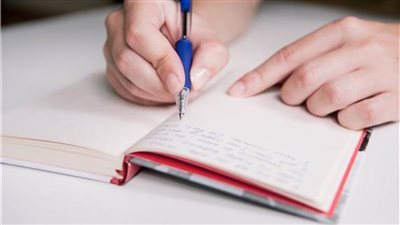 منها ضغط الدم وألزهايمر.. تعرف على صحتك من «خط يديك» بهذه الطريقة 