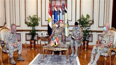 وزير الدفاع والإنتاج الحربي يلتقي قائد القيادة المركزية الأمريكية
