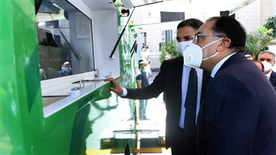 بالصور | رئيس الوزراء يتفقد إحدى سيارات البريد المتنقلة