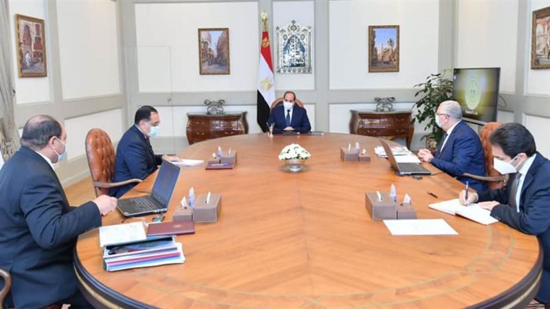 الرئيس أثناء الاجتماع