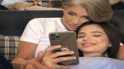 شاهد.. سوسن بدر مع حفيدتها وتعلق :