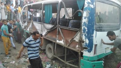  قطار يدهس أتوبيس عمال شركة ملابس بحلوان.. وأنباء عن سقوط 4 وفيات (صور)