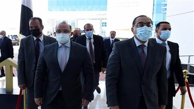 بالصور | رئيس الوزراء و5 وزراء يفتتحون جلسة تداول البورصة المصرية 