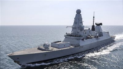 روسيا تطلق القنابل على المدمرة البحرية الملكية البريطانية