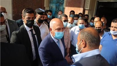 خلال جولة تفقدية مفاجئة .. وزير النقل: عقوبات مغلظة للعاملين «المتخاذلين» بالسكة الحديد 