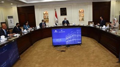 بالصور | وزير الإسكان يستعرض مقترحات إدارة منطقة القاهرة الخديوية 