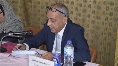 بالصور.. د شريف رفعت يدير ندوة عن 