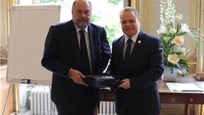 النائب العام يلتقي وزير العدل الفرنسي في باريس