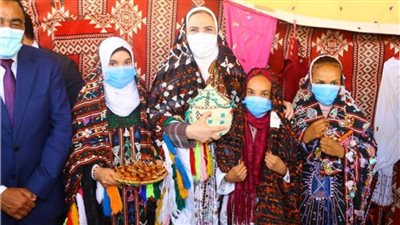  وزيرة التضامن تلتقط صور تذكارية مع أطفال مطروح.. بالزي البدوي 