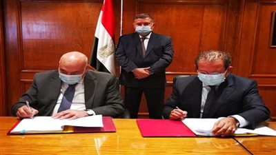 بالصور | وزير قطاع الأعمال يشهد توقيع عقود 7 مصانع جديدة للغزل والنسيج 