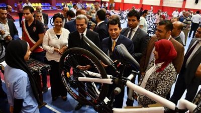 بالصور | وزير الرياضة يُسلم 265 دراجة كهربائية للشباب ضمن 