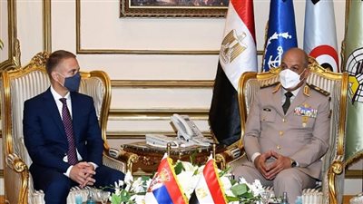 بالصور | وزير الدفاع يلتقي نظيره الصربي ويوقعان بروتوكول تعاون عسكري