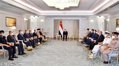 السيسي يجتمع بمدبولي وعدد من الوزراء وقادة القوات المسلحة