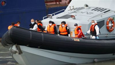 سفينة حربية فرنسية تنقذ مهاجرين غير شرعيين فارين من الحروب وتعيدهم لبريطانيا